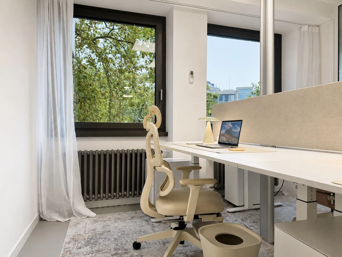 Arbeitsplatz am Fenster mit Blick ins Grüne im Büroraum, Bautrakt B