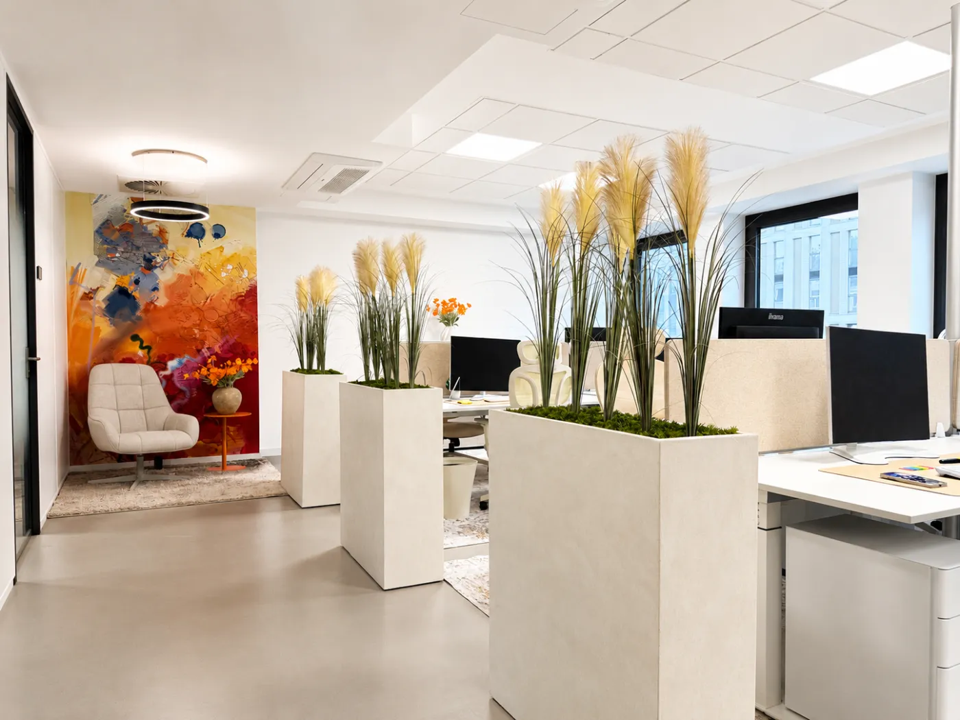 Gemeinschaftsbereich im WORKERY Köln mit Loungeecke und Wandbild