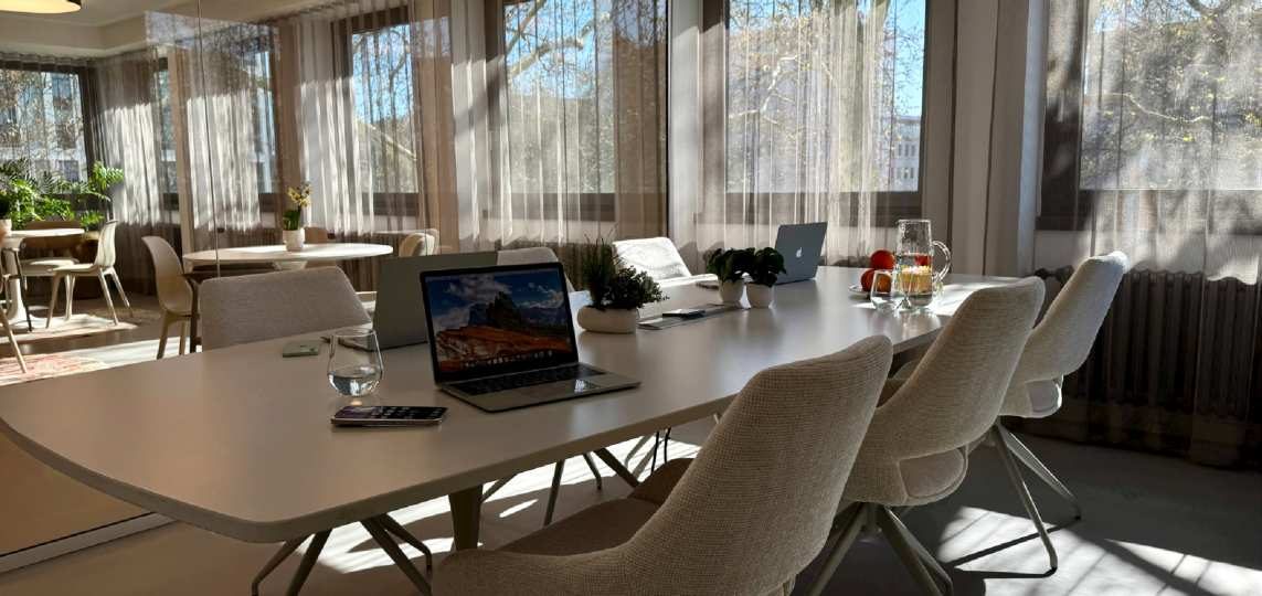 Konferenzraum im WORKERY Köln bei Tageslicht, Konferenztisch mit Stühlen für 8 Personen